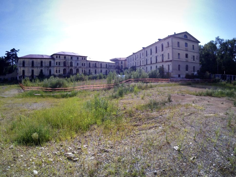 L’attuale stato della caserma Montelungo. Il 12 novembre partirà ufficialmente il cantiere per la riqualificazione. Un progetto da 80 milioni di euro che la trasformerà in polo universitario
