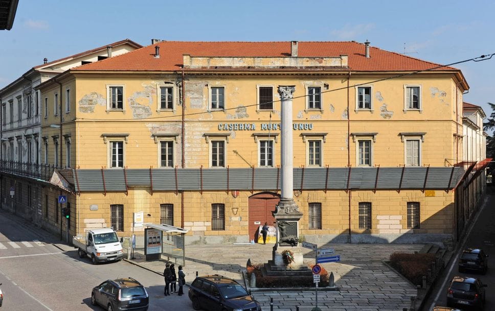 L’attuale stato della caserma Montelungo. Il 12 novembre partirà ufficialmente il cantiere per la riqualificazione. Un progetto da 80 milioni di euro che la trasformerà in polo universitario