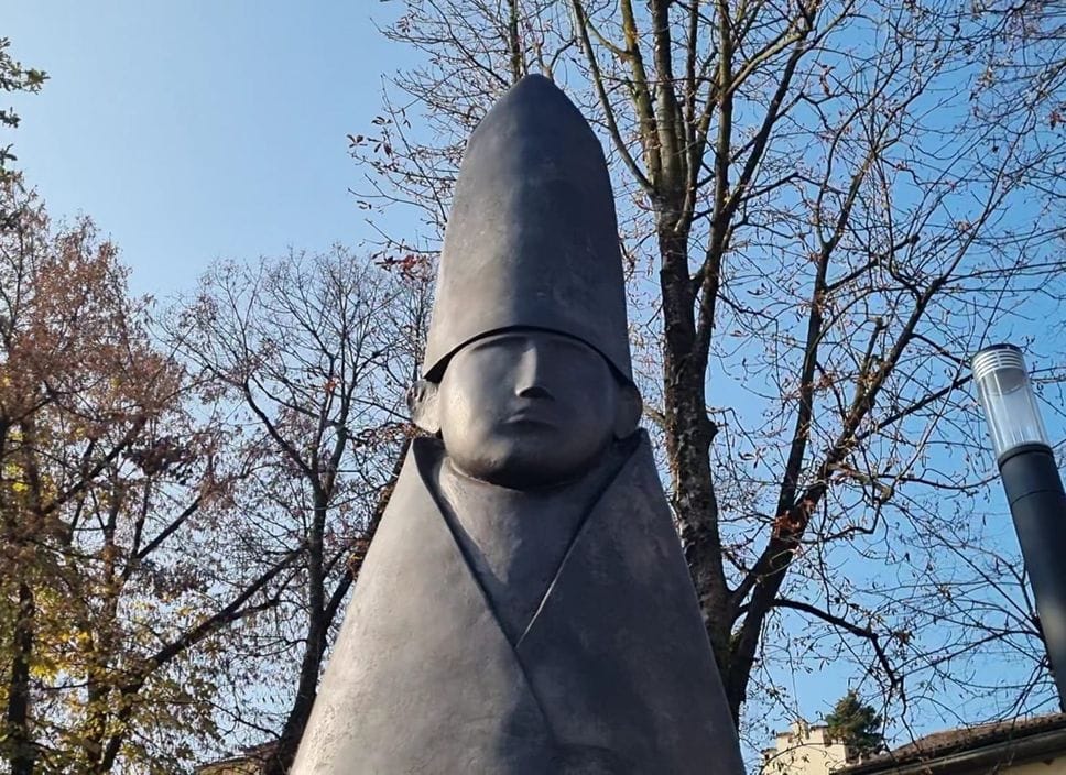 Un particolare de il «Grande Cardinale in piedi» di Manzù in piazza Carrara a Bergamo