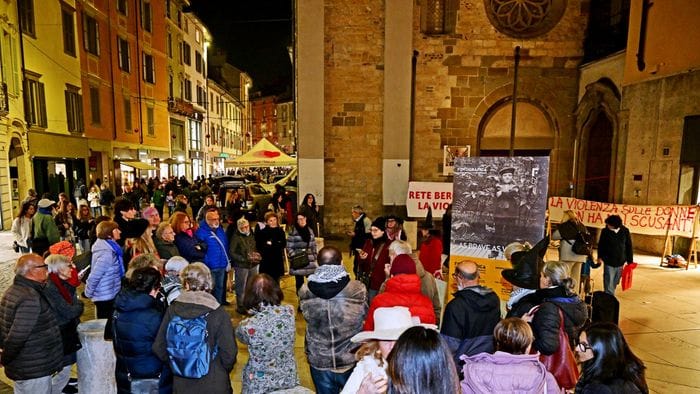 In largo Rezzara il presidio della Rete bergamasca contro la violenza di genere In largo Rezzara il presidio della Rete bergamasca contro la violenza di genere