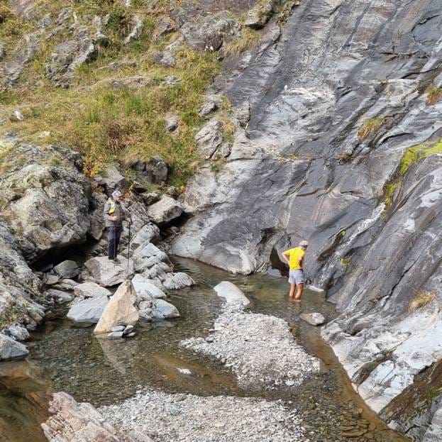 ...e c’è chi si fa un pediluvio alla cascata
