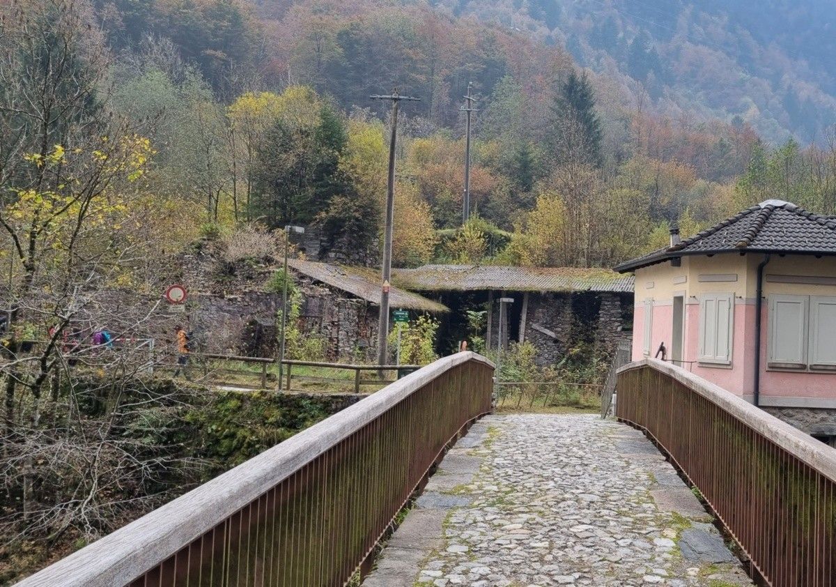 Il ponte sul Serio a Gavazzo (con alcuni dei ruderi del forno fusorio)