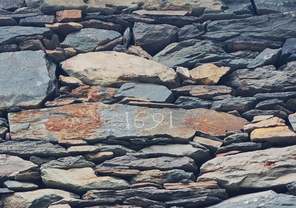 La pietra che riporta la data del 1691