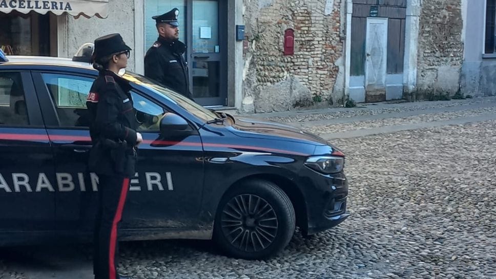 I carabinieri di Romano di Lombardia nel punto in cui è stata trovata la donna esanime dopo che era stata picchiata violentemente dal compagno che ora è in carcere a Bergamo