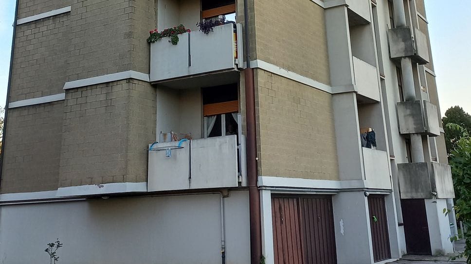 Il condominio Aler di via Garibaldi 14 a Seriate