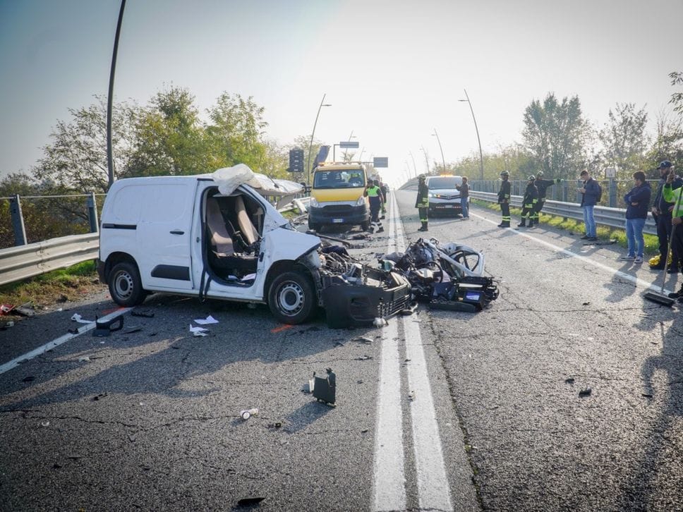 Il furgoncino coinvolto nello schianto frontale in cui sono morte tre persone