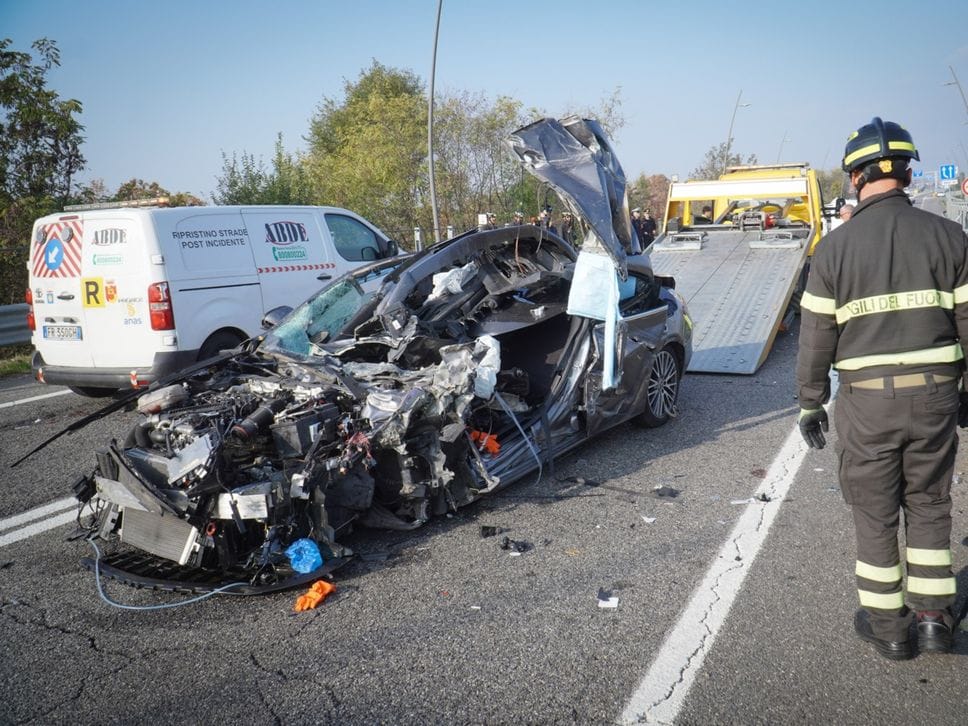 La Mercedes distrutta dopo l’impatto