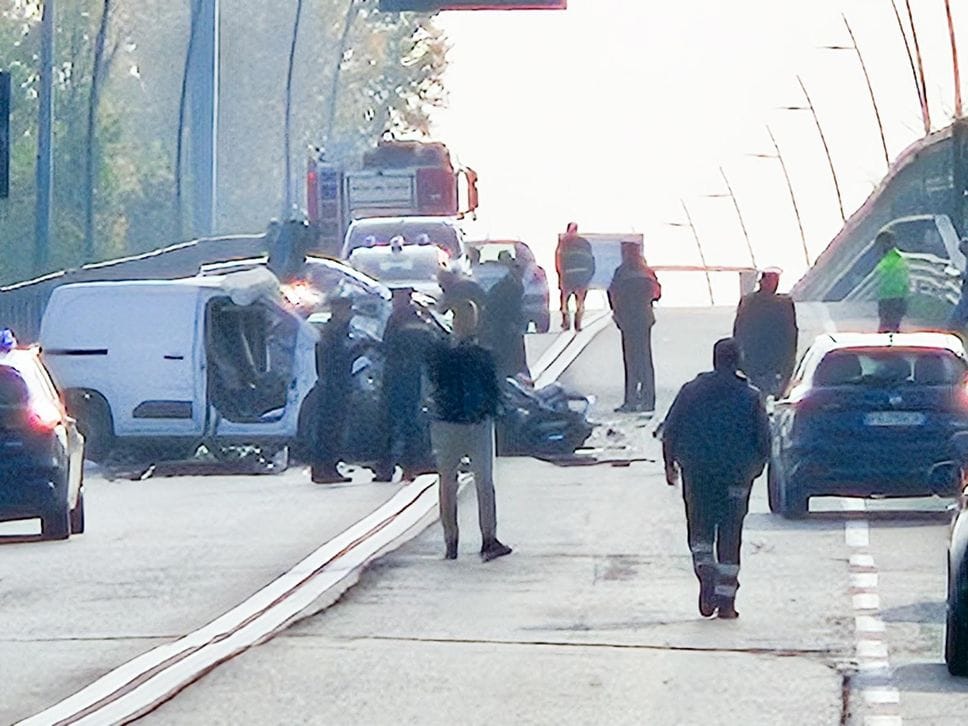 Il tragico incidente che ha visto scontrarsi frontalmente un’auto e un furgoncino sulla Tangenziale Sud a Stezzano: il bilancio è pesantissimo, 2 morti e un ferito gravissimo