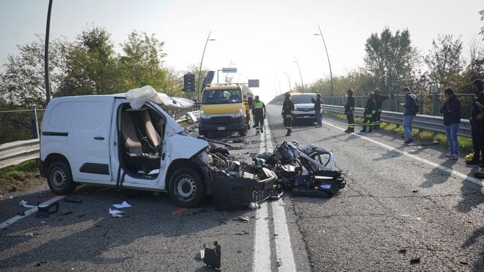 tragico schianto frontale a stezzano due morti e un ferito gravissimo da Ecodibergamo.it tragico schianto frontale a stezzano due morti e un ferito gravissimo