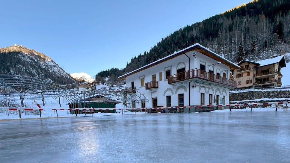 La nuova pista di ghiaccio a Valcanale di Ardesio