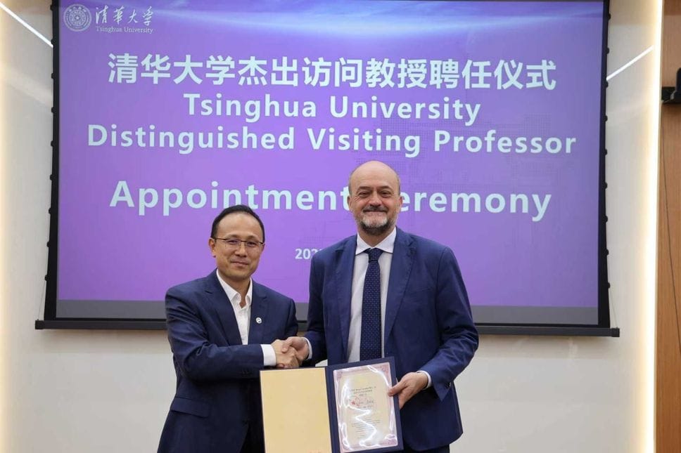 Durante la missione istituzionale della delegazione dell’Università degli Studi di Bergamo in Cina, la Tsinghua University ha conferito al Rettore UniBg Sergio Cavalieri il titolo di Distinguished Visiting Professor, riconoscendo il suo rilevante contributo alla cooperazione scientifica tra le due istituzioni