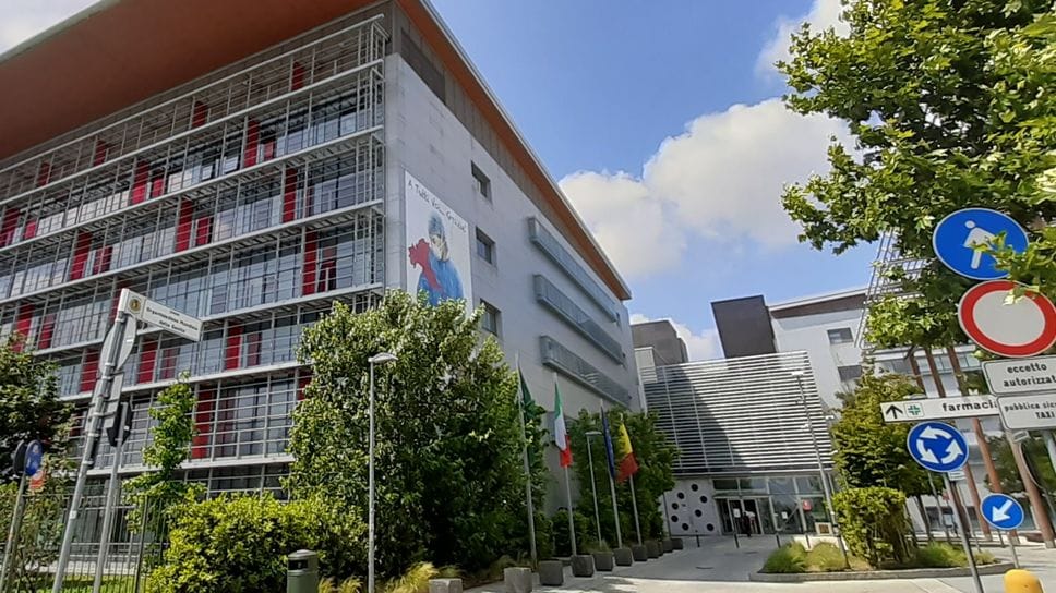 Uno degli ingressi del «Papa Giovanni XXIII»