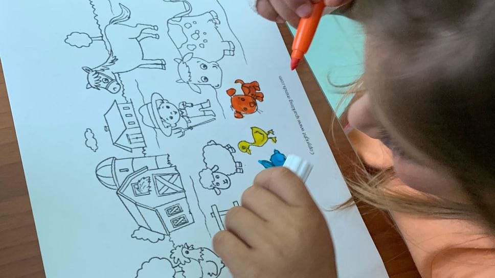 Una piccola paziente alla scuola estiva in ospedale