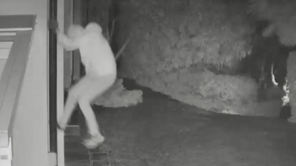 Un ladro si arrampica su un pluviale dell’abitazione della famiglia Jannone, lungo viale Vittorio Emanuele: un colpo fortunatamente sfumato