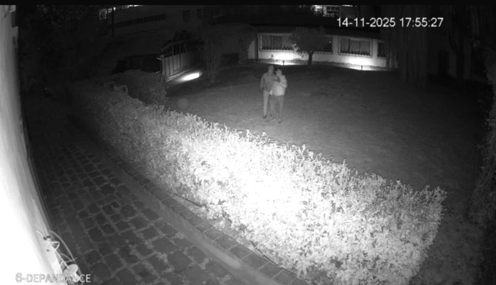 Due ladri in giardino ripresi mentre  si confrontano su come mettere a segno il furto