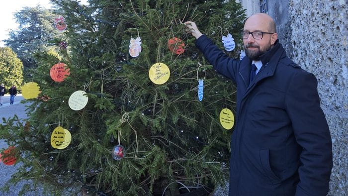 Al cimitero un bigliettino di auguri per i propri cari