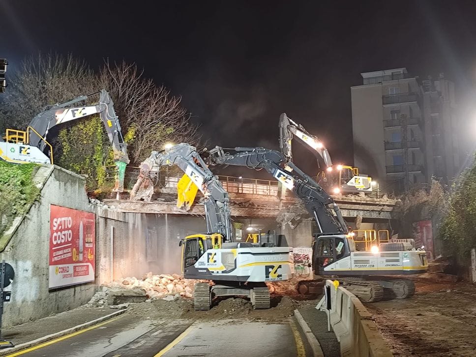 Demolizione in via Dei Caniana