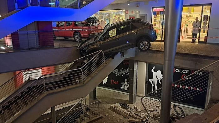 https://storage.ecodibergamo.it/media/photologue/2025/12/10/photos/cache/carvico-perde-il-controllo-dellauto-e-finisce-sulle-scale-del-centro-commercia_6abb273a-d605-11f0-bcfd-bf39cda105a7_1920_1080_v3_large_16_9.jpeg