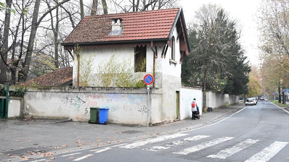 Villa Marini, sulla sinistra dietro le piante: i ladri hanno scavalcato in questo punto accanto alla dependance