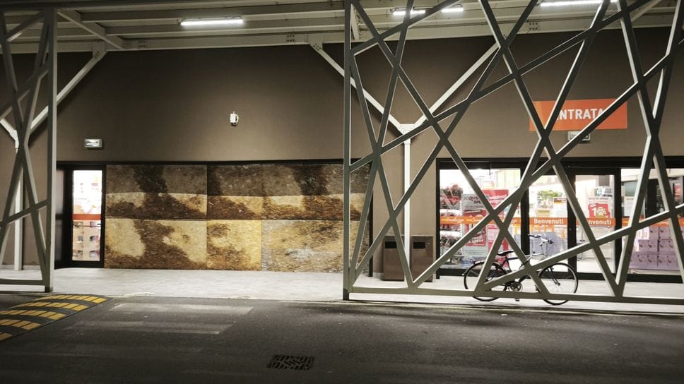 I pannelli posizionati per chiudere il buco nella vetrata