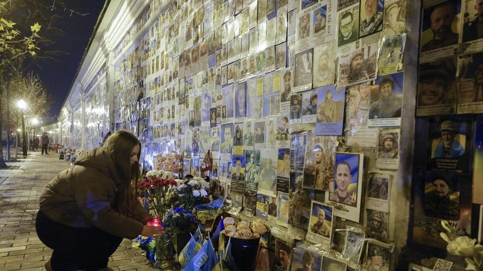 Il memoriale a Kiev con le foto dei soldati ucraini uccisi nella guerra iniziata nel 2014