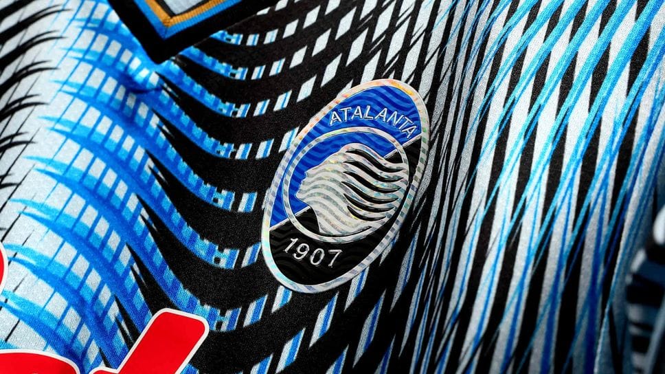 Lo stemma dell’Atalanta sulla maglia del Christmas Match 2025