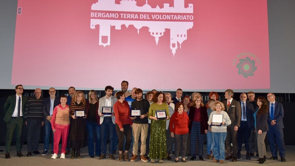 Foto di gruppo dopo la consegna del premio «Bergamo-Terra del Volontariato»