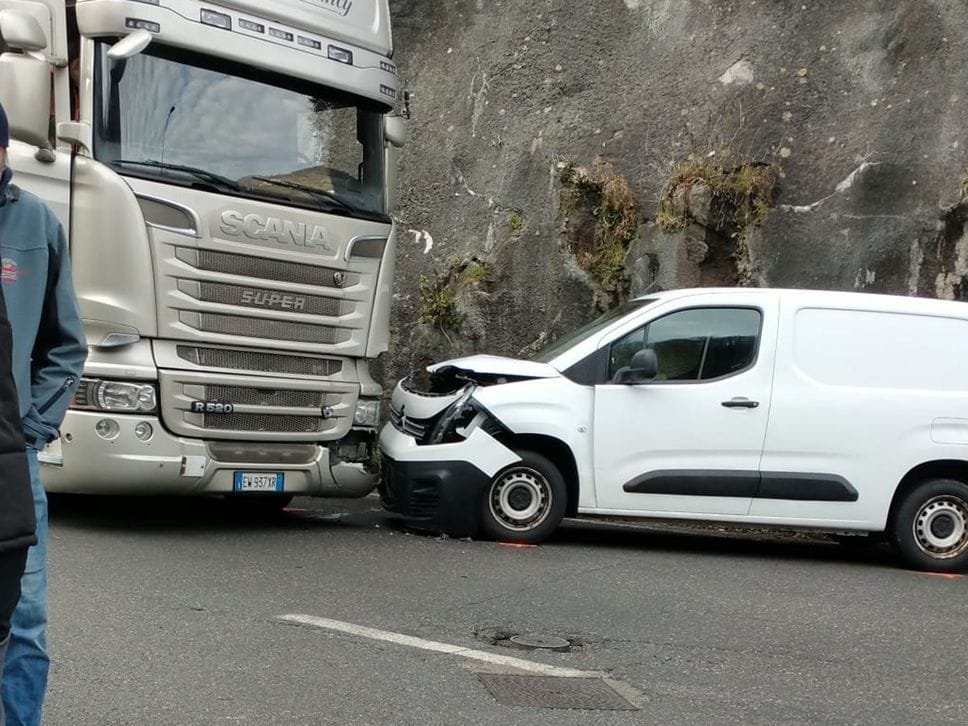 Lo scontro a Gromo tra un tir e un furgone, ferito lievemente un 52enne