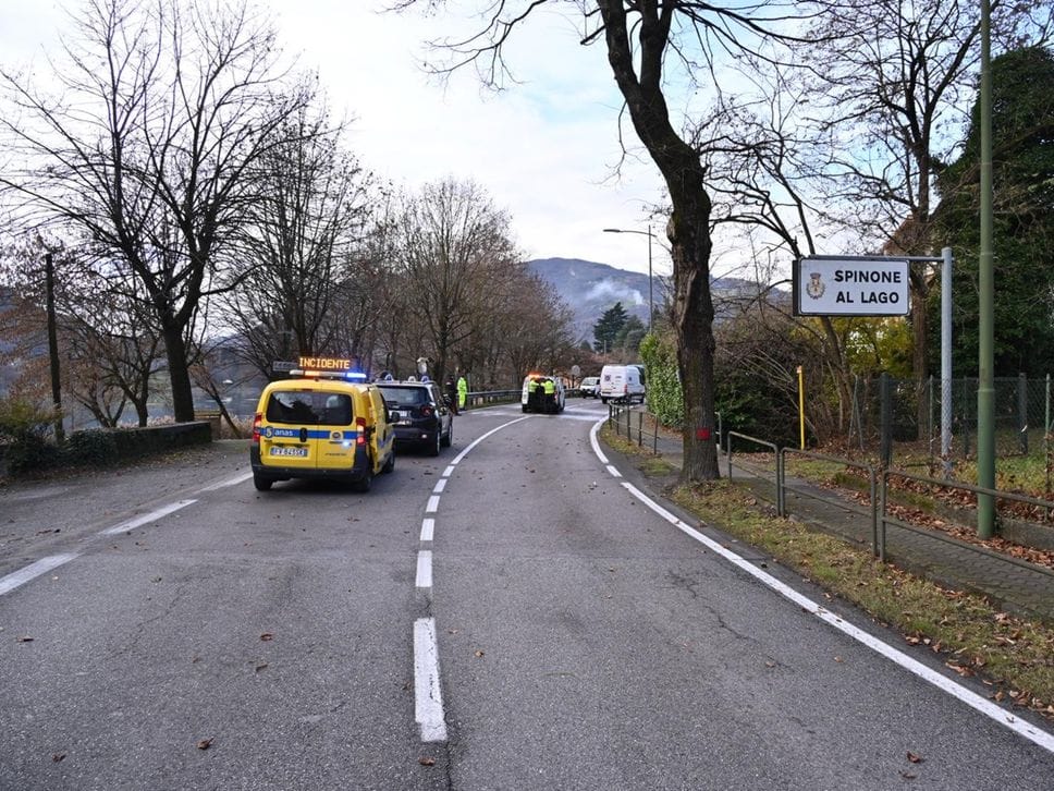 I mezzi di soccorso e i carabinieri intervenuti a Spinone per l’incidente che ha visto coinvolto un 18enne
