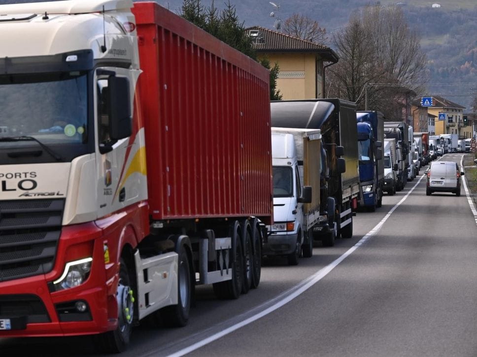 Le lunghe code che si sono create in mattinata lungo la statale 42 a causa di un incidente che ha coinvolto un 18enne in moto. Le sue condizioni sono gravi