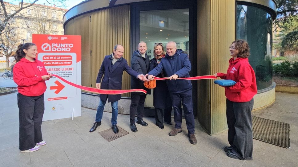 L’inaugurazione del «Punto Dono», ieri in largo Gavazzeni