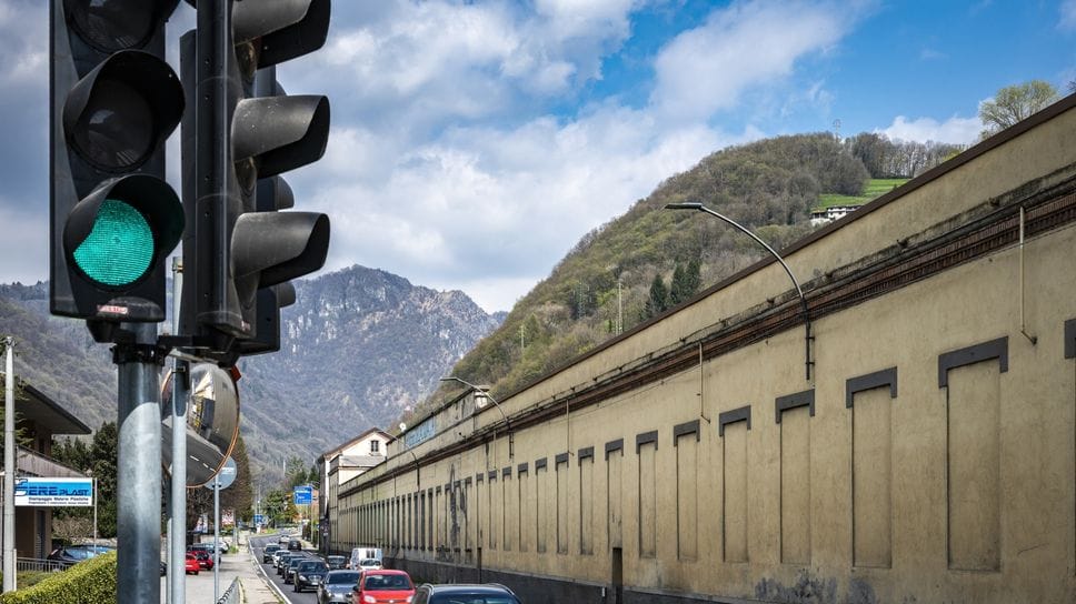 Il semaforo lungo la statale 671 della Valle Seriana, croce dei pendolari