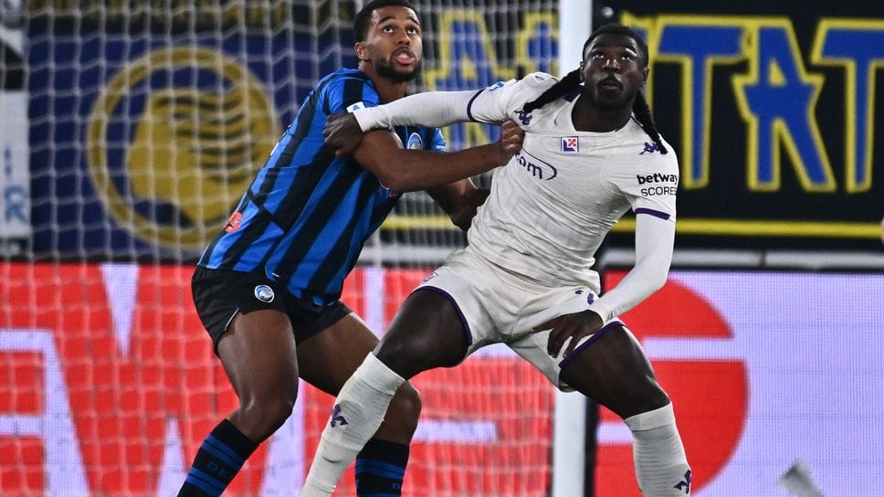 Isak Hien, qui in marcatura su Moise Kean nel match contro la Fiorentina. Lo svedese è pronto a rientrare al centro della difesa sabato 13 contro il Cagliari