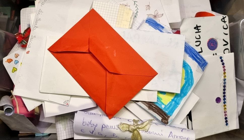 Le letterine portate nella chiesetta di Santa Lucia