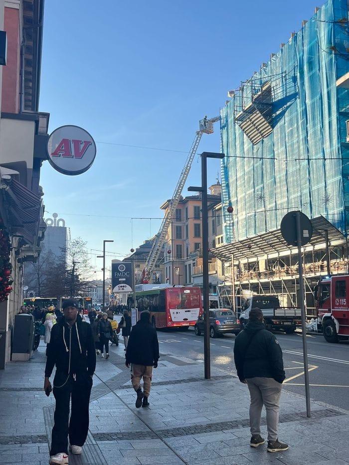 L’intervento dei vigili del fuoco per soccorrere un operaio di 57 anni che si è sentito male su un ponteggio di un palazzo di via Tiraboschi in pieno centro a Bergamo. L’uomo è morto poco dopo il ricovero in ospedale