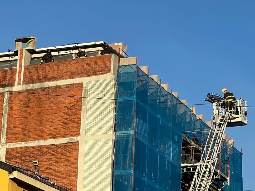 L’intervento dei vigili del fuoco per soccorrere un operaio di 57 anni che si è sentito male su un ponteggio di un palazzo di via Tiraboschi in pieno centro a Bergamo, l’uomo è morto in ospedale