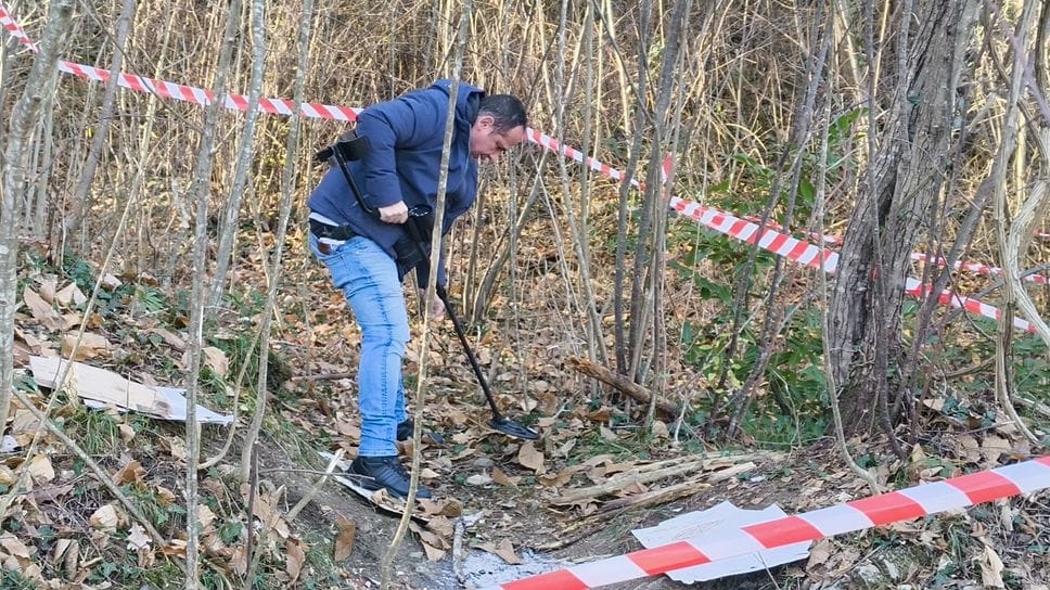 Il sopralluogo dei carabinieri con il metal detector