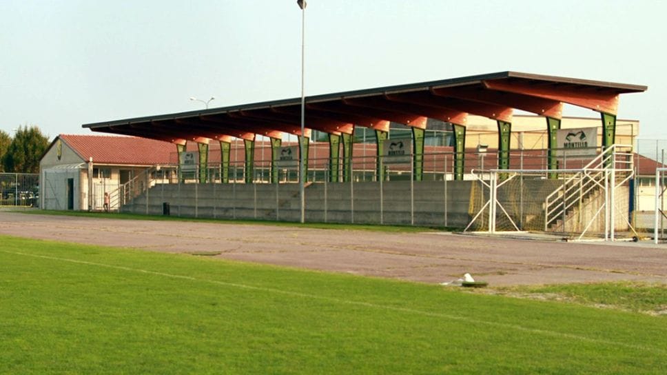 La tribuna del campo sportivo in cui gioca la Nova Montello