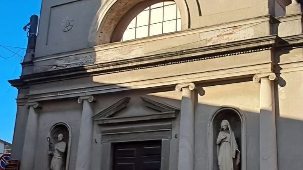 La chiesa transennata per lavori