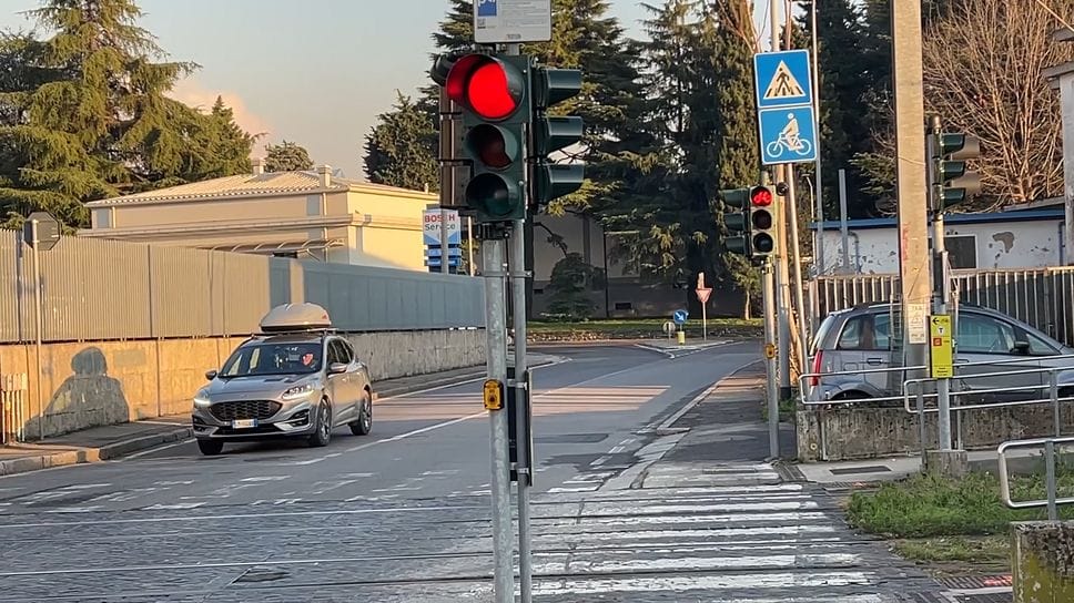 Il passaggio a livello della Tb in via San Fermo a Bergamo