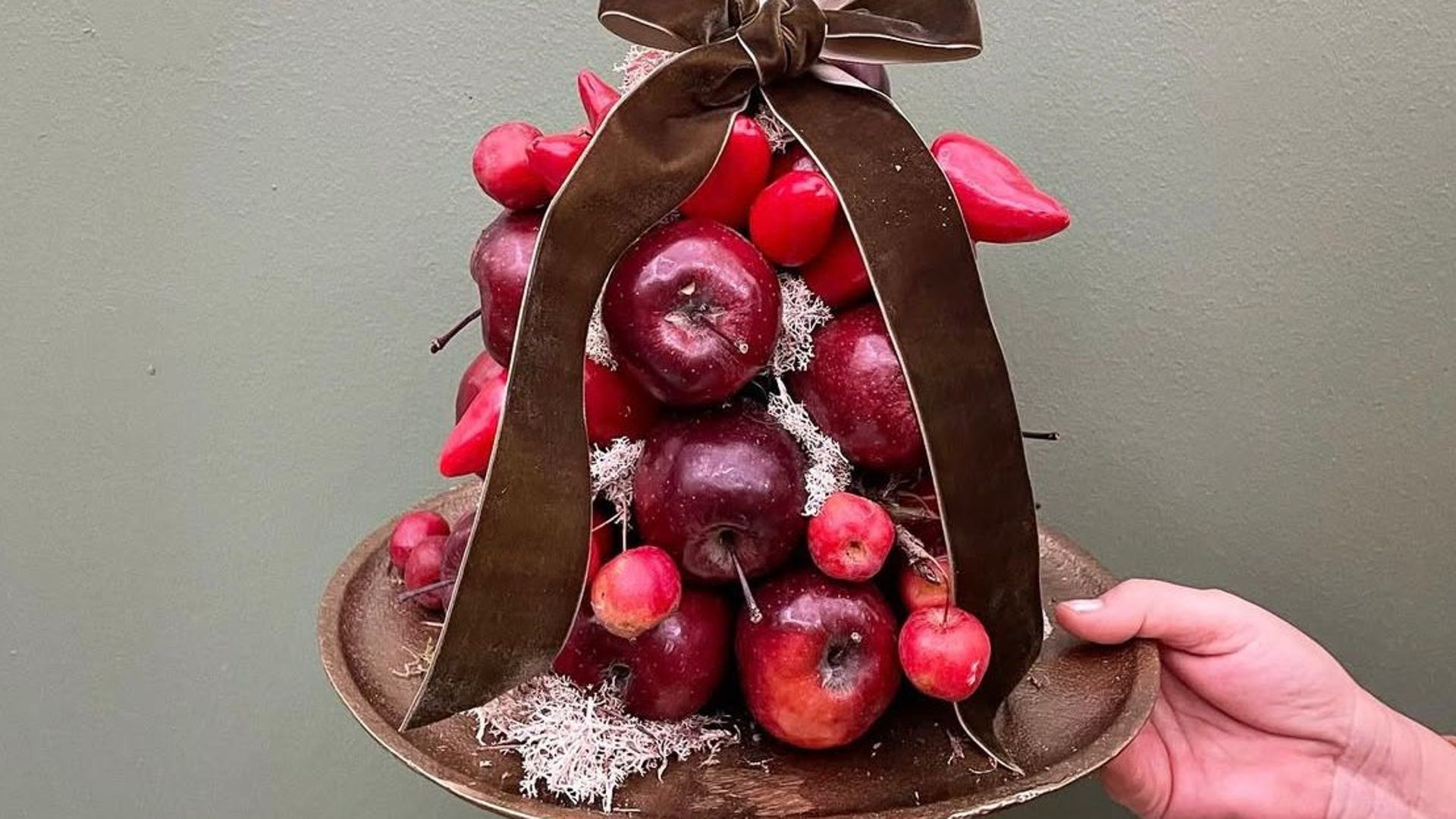 Trasformiamo la tavola di Natale in un mondo gentile fatto di fili, frutti e respiri d’inverno Trasformiamo la tavola di Natale in un mondo gentile fatto di fili, frutti e respiri d’inverno