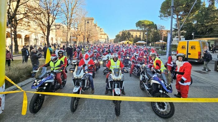 Babbo Bikers, breve stop alla partenza poi il via al giro solidale Babbo Bikers, breve stop alla partenza poi il via al giro solidale