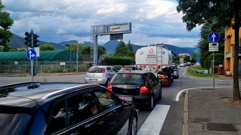 Bergamo. Il semaforo di via Martinella dove incrocia la provinciale della Valle Seriana  da lunedì 15 dicembre sarà sempre verde