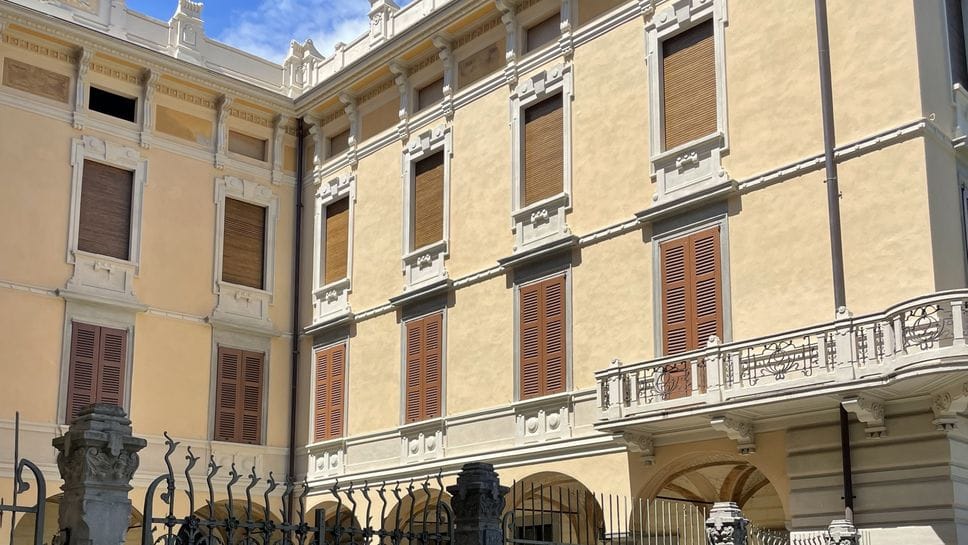 Lo storico Palazzo Martinoni, nel centro storico del borgo di Riva di Solto