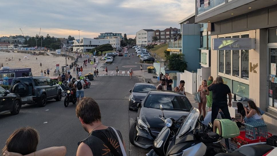 Caos e sconcerto a Bondi Beach negli attimi successivi alla tragedia