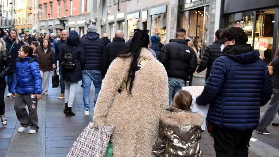 Shopping prenatalizio in centro dove sono tante le nuove insegne così come le chiusure