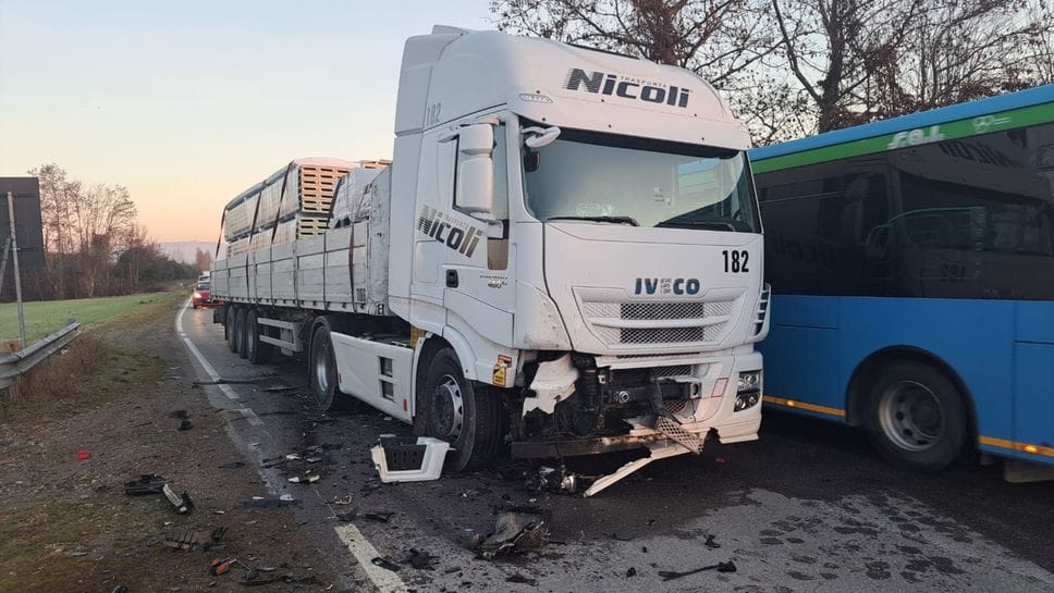 Il camion coinvolto nello schianto