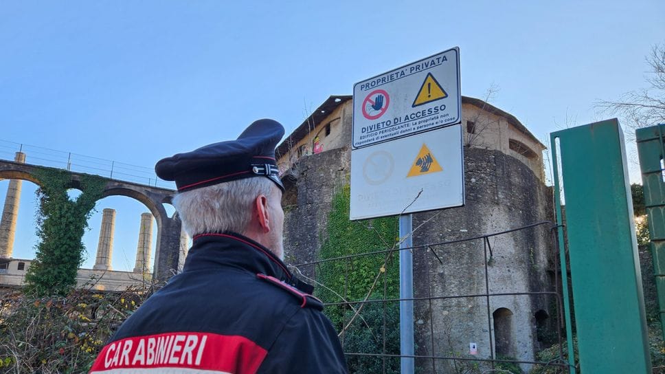 Recinzioni e cartelli di divieto  attorno all’ex cementificio