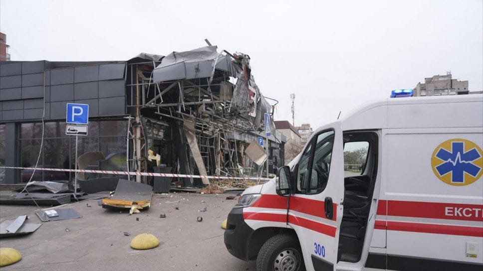 Un supermercato a Zaporizhzhia è stato distrutto da un bombardamento russo