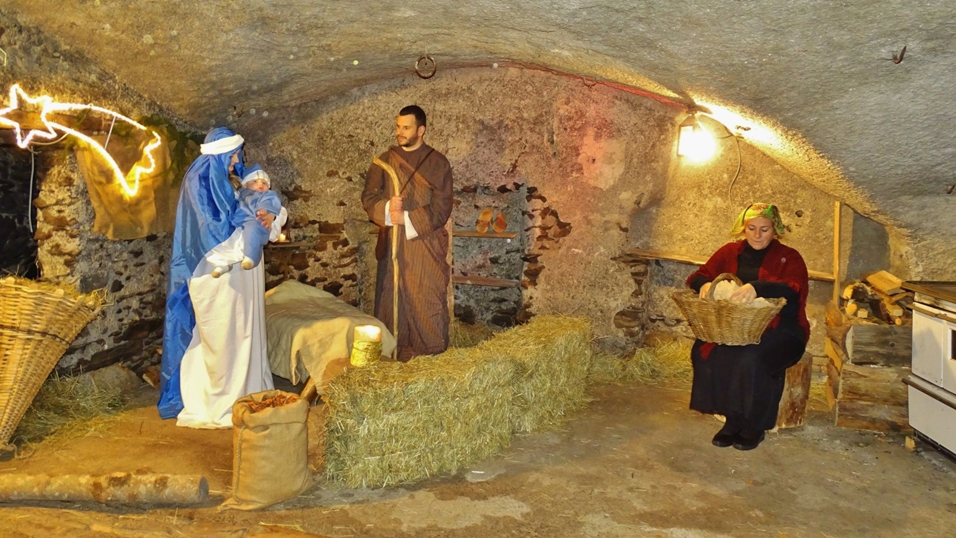 https://storage.ecodibergamo.it/media/photologue/2025/12/16/photos/a-fiumenero-questanno-il-presepe-vivente-e-morto_6c2fbdf6-d998-11f0-96af-b20115507b17_1920_1080.jpg